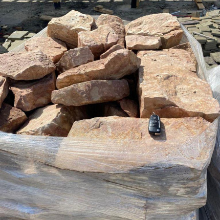 Бутовый камень известняк красно-розовый для подпорной стенки фр. 40-70 см